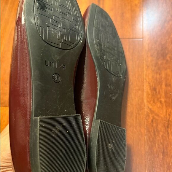 Unisa Women's Deep Red Loafers with Gold Detail Size 8.5 - Picture 6 of 7
